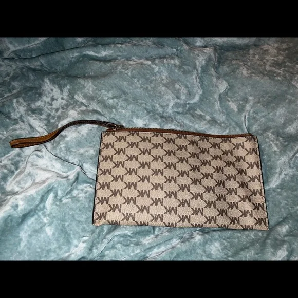 Medium logo wristlet. Tan color - Picture 2 of 3